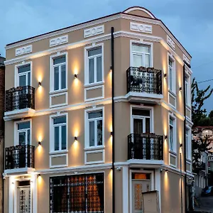 https://6-unique-apartments.alltbilisihotels.com